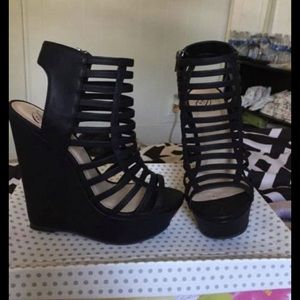 Black wedges